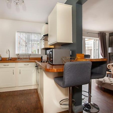 Three Bedroom House, Driveway, Bracknell Centre Kültér fotó