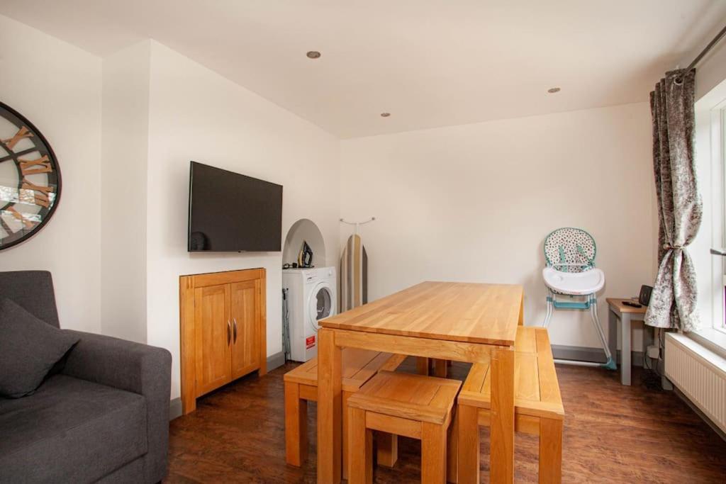 Three Bedroom House, Driveway, Bracknell Centre Kültér fotó