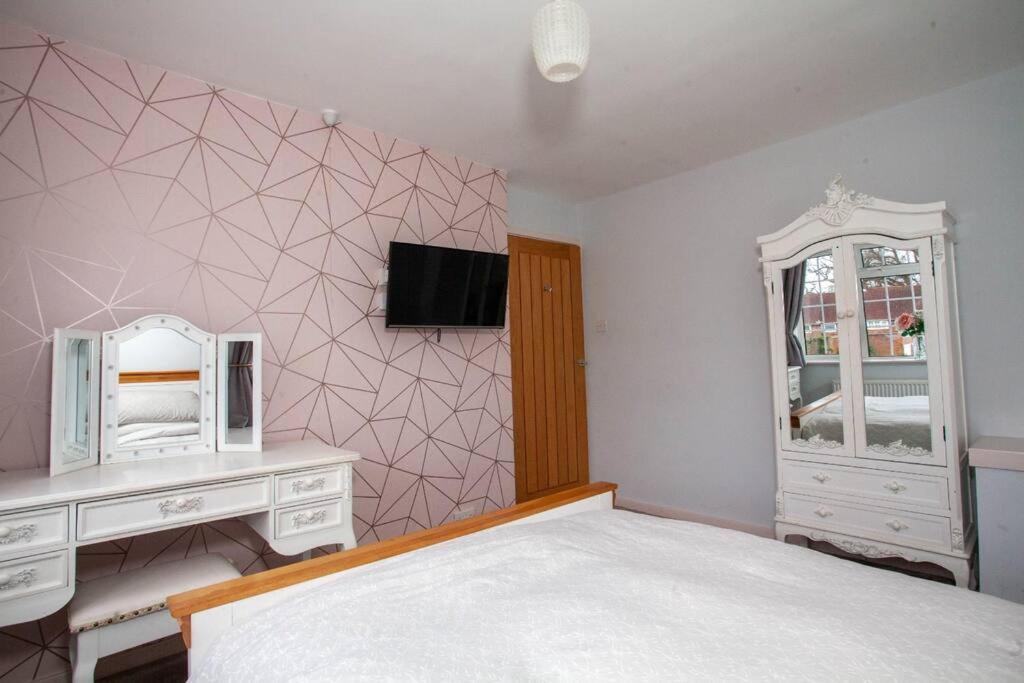 Three Bedroom House, Driveway, Bracknell Centre Kültér fotó