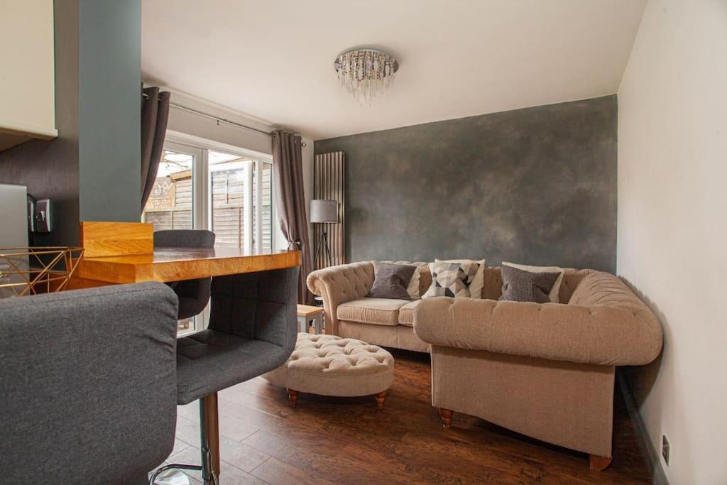 Three Bedroom House, Driveway, Bracknell Centre Kültér fotó