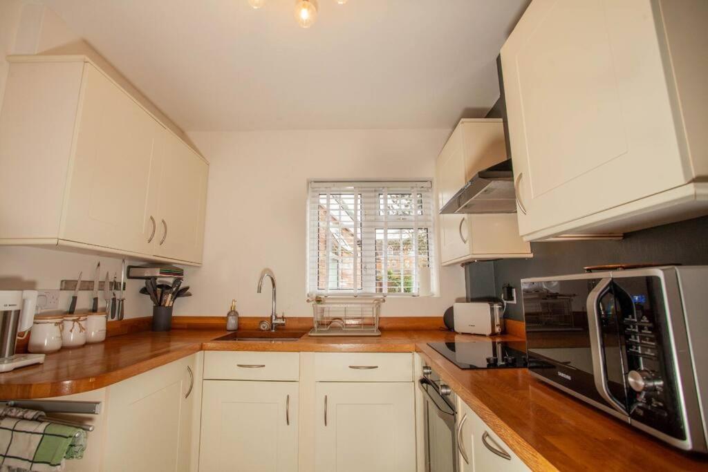 Three Bedroom House, Driveway, Bracknell Centre Kültér fotó