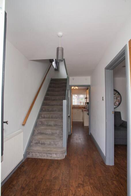 Three Bedroom House, Driveway, Bracknell Centre Kültér fotó