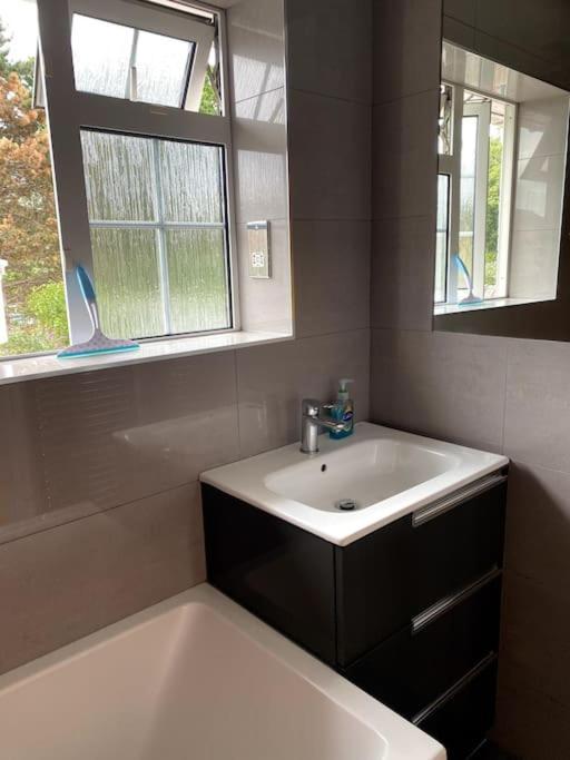 Three Bedroom House, Driveway, Bracknell Centre Kültér fotó