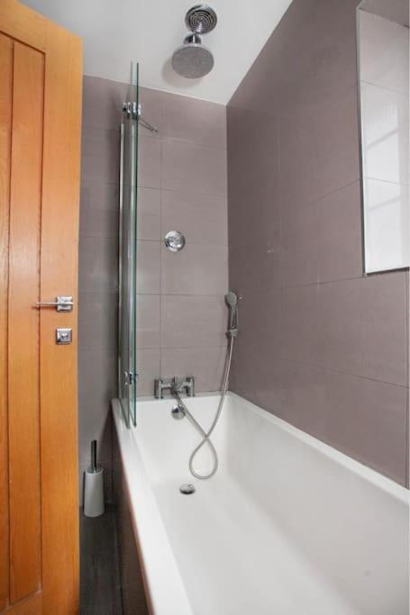 Three Bedroom House, Driveway, Bracknell Centre Kültér fotó