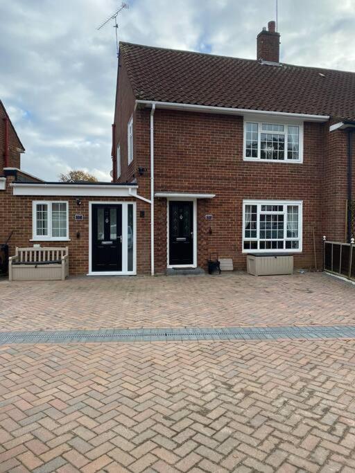 Three Bedroom House, Driveway, Bracknell Centre Kültér fotó