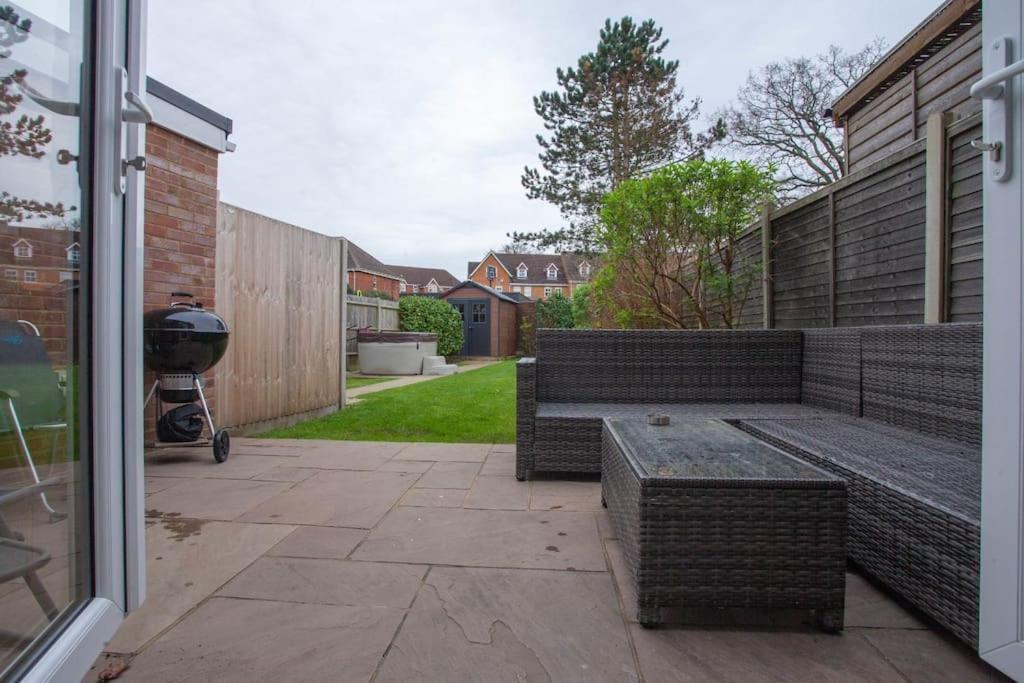 Three Bedroom House, Driveway, Bracknell Centre Kültér fotó